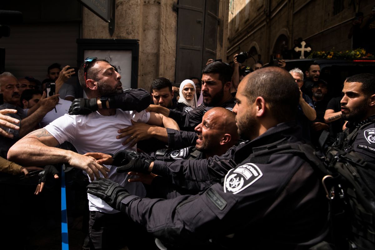 Policías chocan con asistentes al funeral de la periodista Shireen Abu Akleh el 13 de mayo de 2022 en Jerusalén, Israel.