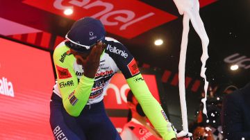 El ciclista africano se perderá el resto del Giro de Italia tras sufrir la lesión en el ojo izquierdo.