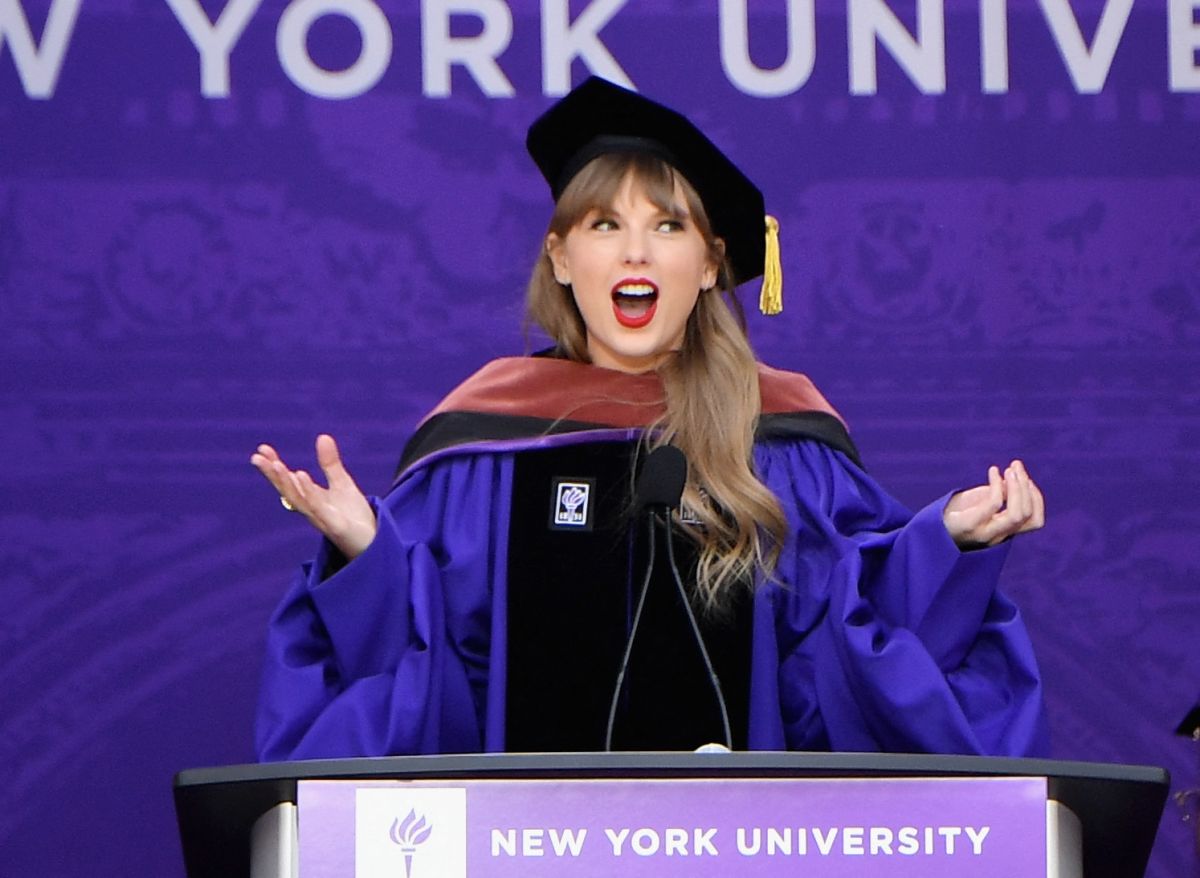 Taylor Swift dando su discurso a los graduando de la Universidad de Nueva York.