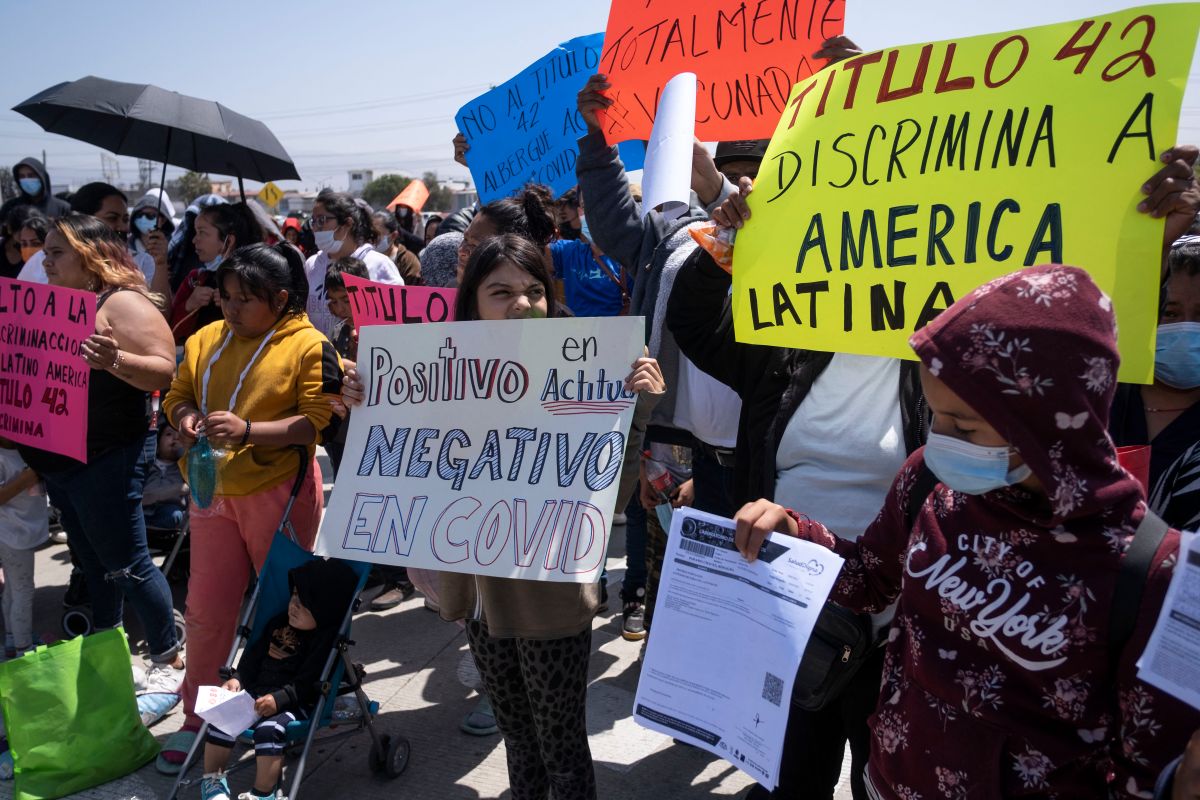 Migrantes protestan frente al Consulado de  Estados Unidos en Tijuana contra la política del Título 42.