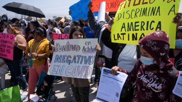 Migrantes protestan frente al Consulado de Estados Unidos en Tijuana contra la política del Título 42.