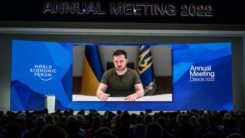 Zelenski se alista para semanas "difíciles" en el Donbás; pide hablar con Putin para poner fin a la guerra