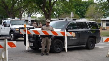 Autoridades rodean Robb Elementary School en Uvalde, Texas, donde ocurrió el tiroteo.