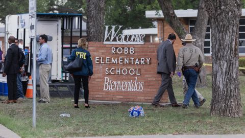 Llueven críticas a representante de Uvalde, tras tiroteo donde murieron 14 niños, luego de su defensa al porte de armas