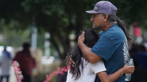 Familias se reúnen con sus hijos tras el tiroteo en una escuela primaria en Uvalde, Texas.