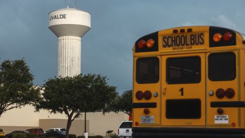 Niño sobreviviente de tiroteo en escuela de Texas se disculpó con su padre por manchar de sangre la ropa y perder anteojos