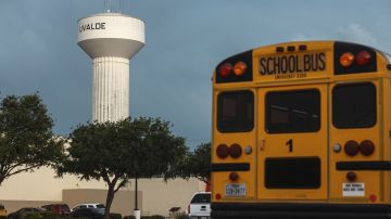 Niño sobreviviente de tiroteo en escuela de Texas se disculpó con su padre por manchar de sangre la ropa y perder anteojos