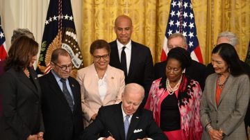 Biden firmó una orden ejecutiva de reforma policial que afecta a agentes federales.