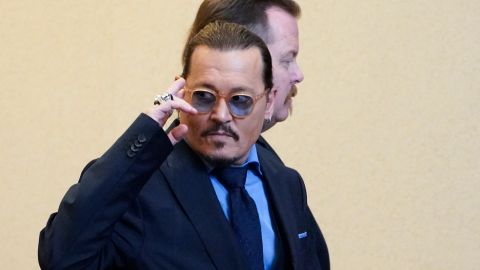 Johnny Depp dejando la corte durante una pausa en su juicio en contra de su exesposa Amber Heard.