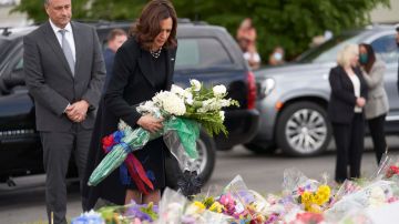 Kamala Harris y su esposo colocan flores en ofrenda a las víctimas del tiroteo en Buffalo, NY.