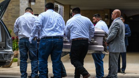 Con ataúdes personalizados, comienzan funerales de víctimas de la masacre en Uvalde