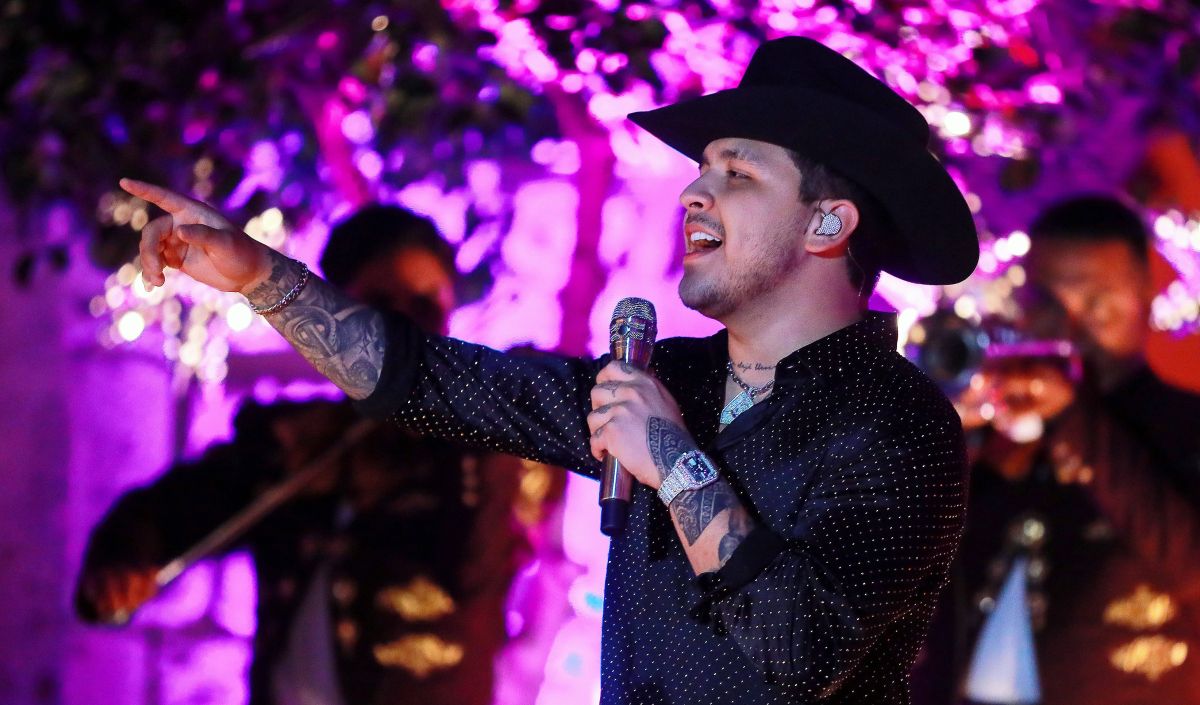 VIDEO: Fans claim that Christian Nodal took a sign for Belinda to return the ring in full concert