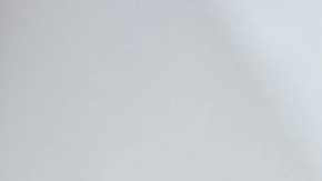 Exiliados cubanos arremeten contra Laura Pausini y destruyen sus discos en la calle