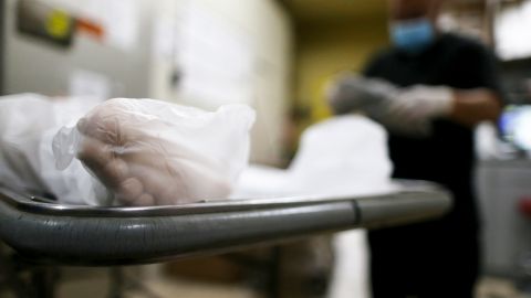 Acusan a director de funeraria en Los Ángeles de “maltrato monstruoso” a restos humanos en su negocio