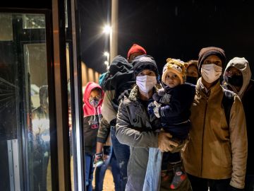 Familias migrantes espera ser llevadas a un centro de procesamiento de CBP en Arizona.