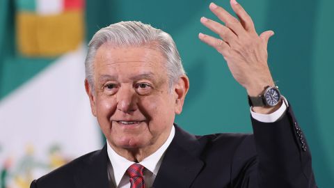 AMLO dice que Elon Musk se arrepintió de compra de Twitter porque había “pajarracos” en la red social