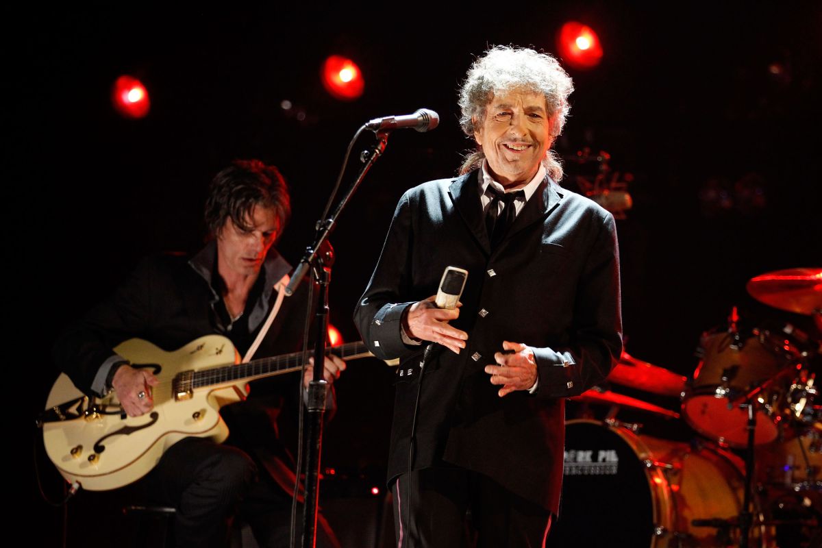 El músico Bob Dylan en el escenario durante la 17ª edición de los Critics' Choice Movie Awards celebrados en el Hollywood Palladium el 12 de enero de 2012 en Los Ángeles, California.