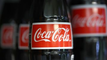 Coca-Cola es el fabricante y distribuidor de bebidas más grande del mundo y una de las corporaciones más grandes de los Estados Unidos.