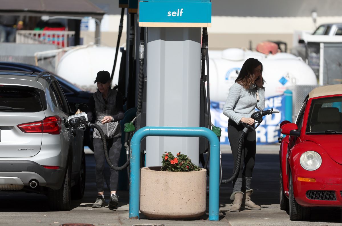 La gasolina regular está en niveles récord en el sur de California.