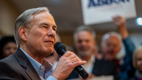 El gobernador Greg Abbott tiene una agenda contra inmigrantes.