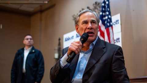 Gobernador de Texas, Greg Abbott, quiere bloquear educación para hijos de indocumentados