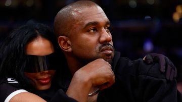 Kanye West junto a su novia Chaney West en un juego de baloncesto entre los Wizards de Washington y los Lakers de Los Ángeles.