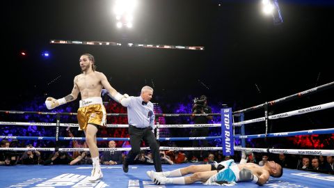 El peleador tumbó a su rival con un duro derechazo en el primer round del combate.