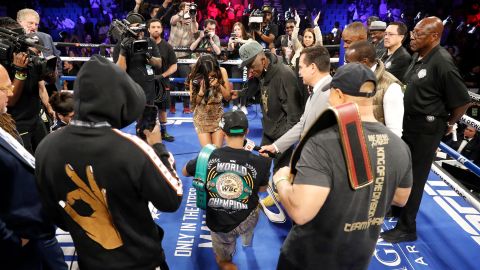 "Sugar" se comprometió con su novia Lyric en el ring.