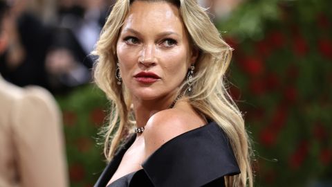 Kate Moss en la alfombra roja de la Met Gala 2022.