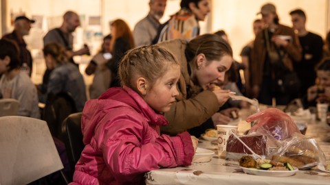 Mujeres y niños de la planta Azovstal de Mariúpol llegan a un centro en Zaporishia.