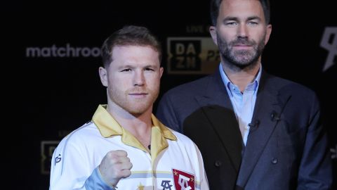 Eddie Hearn (derecha) y el Canelo Álvarez (izquierda) antes del pleito contra Dmitry Bivol en Las Vegas.