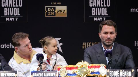 Canelo Álvarez (i) y Eddie Hearn (d) previo a la pelea contra Dmitry Bivol del pasado 7 de mayo de 2022.