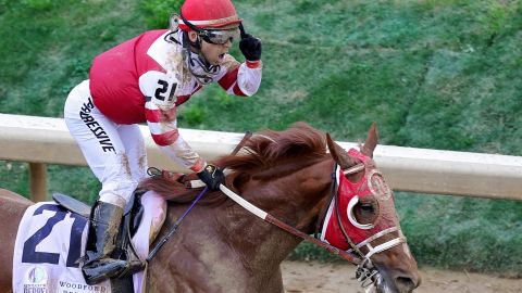 Sonny León, jinete venezolano, y su caballo Rich Strike, ganadores del Kentucky Derby 2022.