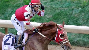 Sonny León, jinete venezolano, y su caballo Rich Strike, ganadores del Kentucky Derby 2022.
