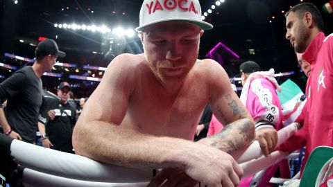 El Canelo Álvarez estuvo visiblemente afectado tras su derrota con Dmitry Bivol.