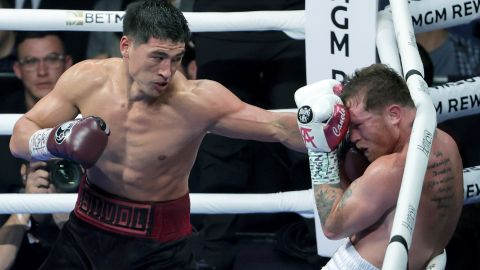 Dmitry Bivol golpea al Canelo Álvarez.