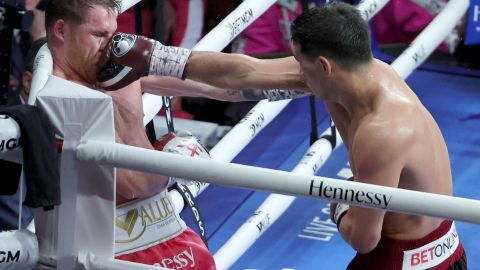 Canelo Álvarez recibe un golpe de Dmitry Bivol.