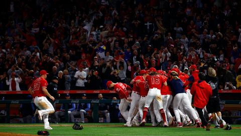 Reid Detmers (48) es felicitado por sus compañeros de los Angels, que vencieron a Tampa Bay.