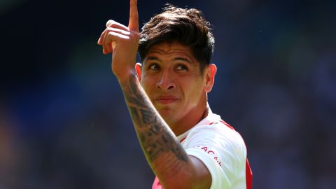 Edson Álvarez celebra su gol.