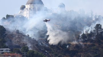 Bomberos combaten desde el aire el incendio cerca del Griffith Observatory