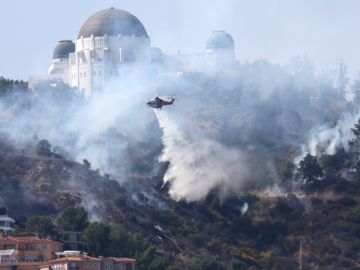 Bomberos combaten desde el aire el incendio cerca del Griffith Observatory