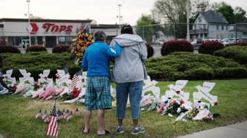 Un monumento honra a las víctimas del tiroteo fuera del mercado de Tops, en Buffalo, NY.