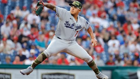 Julio Urías en acción durante el juego de los Dodgers en el Citizens Bank Park de Philadelphia.