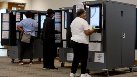 Electores usan máquinas de votación para llenar sus boletas en las primarias de Georgia.