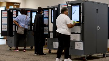 Electores usan máquinas de votación para llenar sus boletas en las primarias de Georgia.