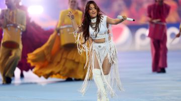 Camila Cabello presentándose en la ceremonia de apertura de la final del campeonato de la Champions League.