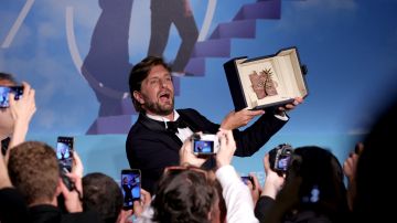 Ruben Ostlund ganador de la Palma de Oro por su filme "Triangle of Sadness", hablando con la prensa después de su victoria en el Festival de Cine de Cannes 2022.