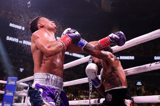 La izquierda de "Tank" Davis que noqueó a "Rolly" Romero en Brooklyn. /Foto: Al Bello/Getty Images