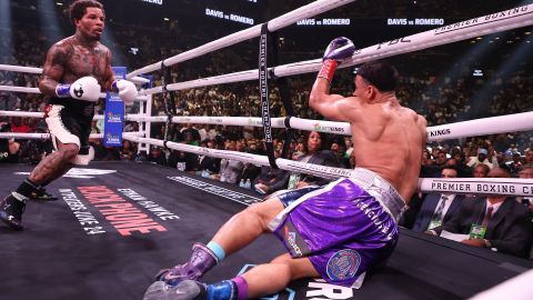 Rolando "Rolly" Romero cae noqueado tras un golpazo de Gervonta Davis en el round 6.