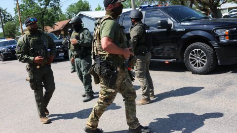 Video revela que Policía de Uvalde sabía que los niños estaban vivos dentro de la escuela con el tirador y no entraron de inmediato